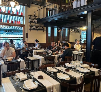 El menú de Don Julio reúne cortes de carne, achuras, acompañamientos y vinos argentinos, con precios que reflejan la propuesta de la parrilla porteña