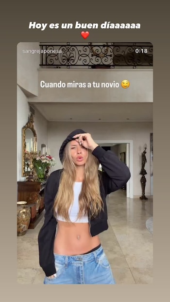 Captura de pantalla de Instagram que muestra a una mujer con chaqueta negra y pantalón de mezclilla junto a textos superpuestos