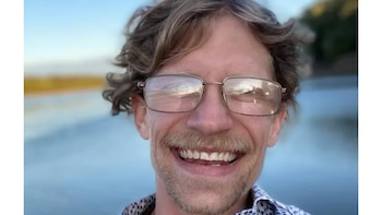 Navegaba solo sobre el río