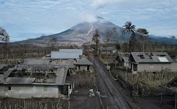 Una mujer frente a su