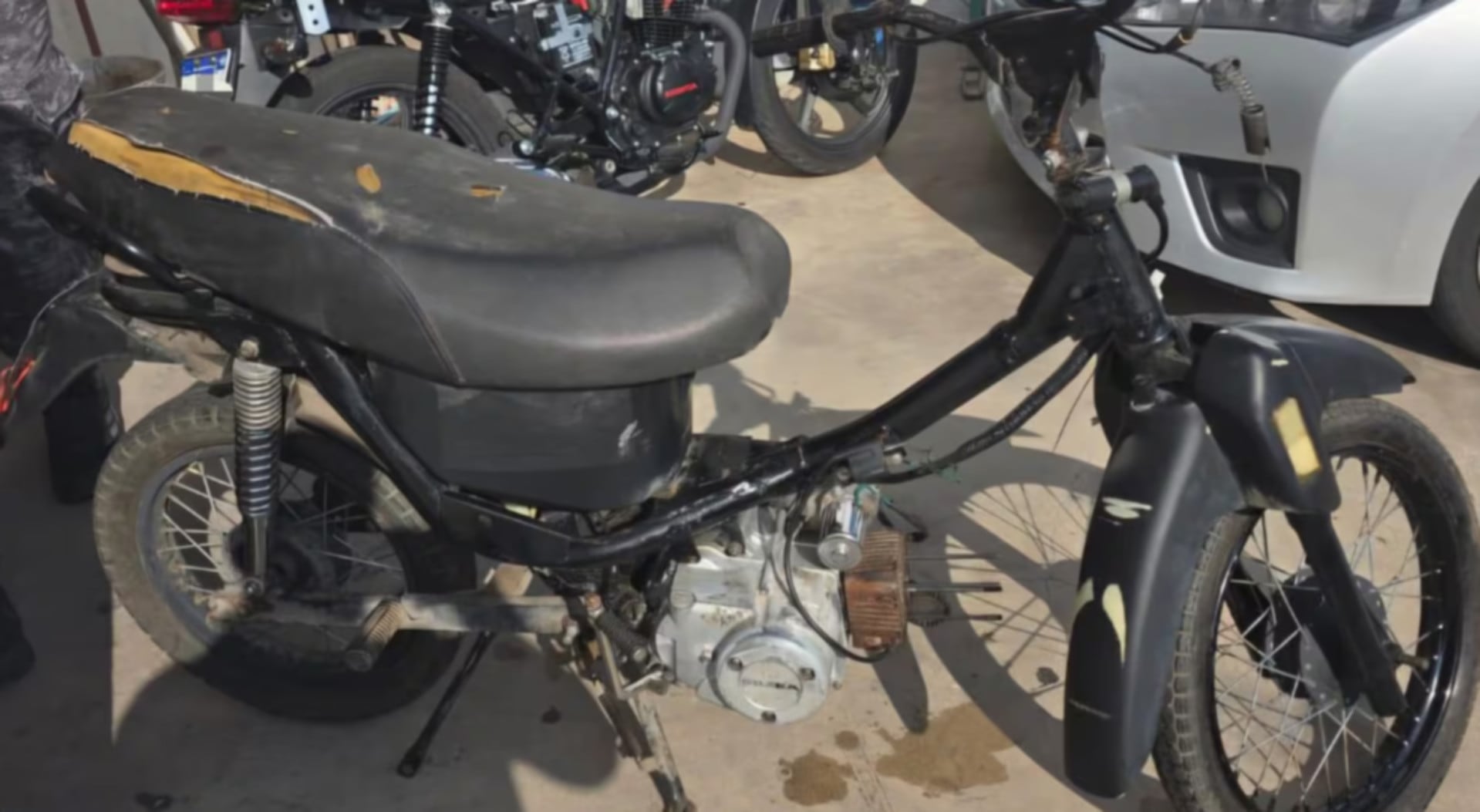 El operativo cerrojo coordinado entre móviles policiales logró cerrar los accesos al barrio y facilitó el arresto de los implicados y el secuestro de las motos (El Doce.tv)