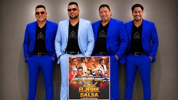 Cuatro hombres en trajes, tres azules y uno celeste, posan de pie con las manos en los bolsillos, frente a un cartel del concierto "El Jeque de la Salsa"