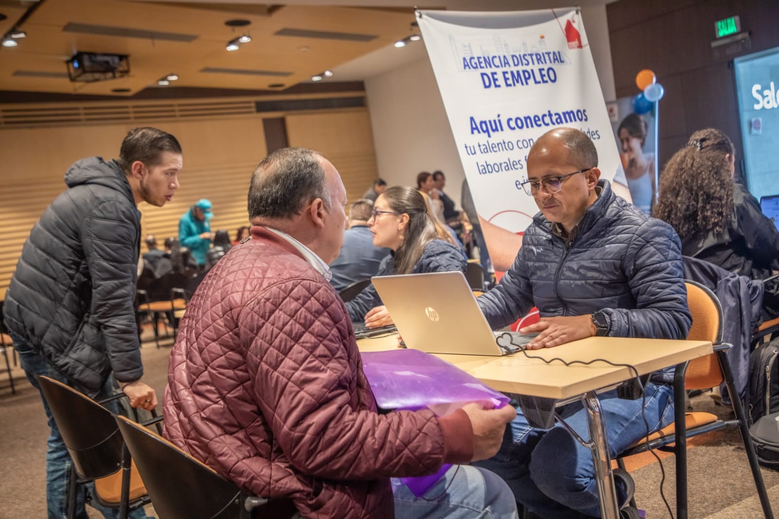 Bogotá abre feria con 1.000 vacantes para mayores de 50 años y pone el foco en la edad