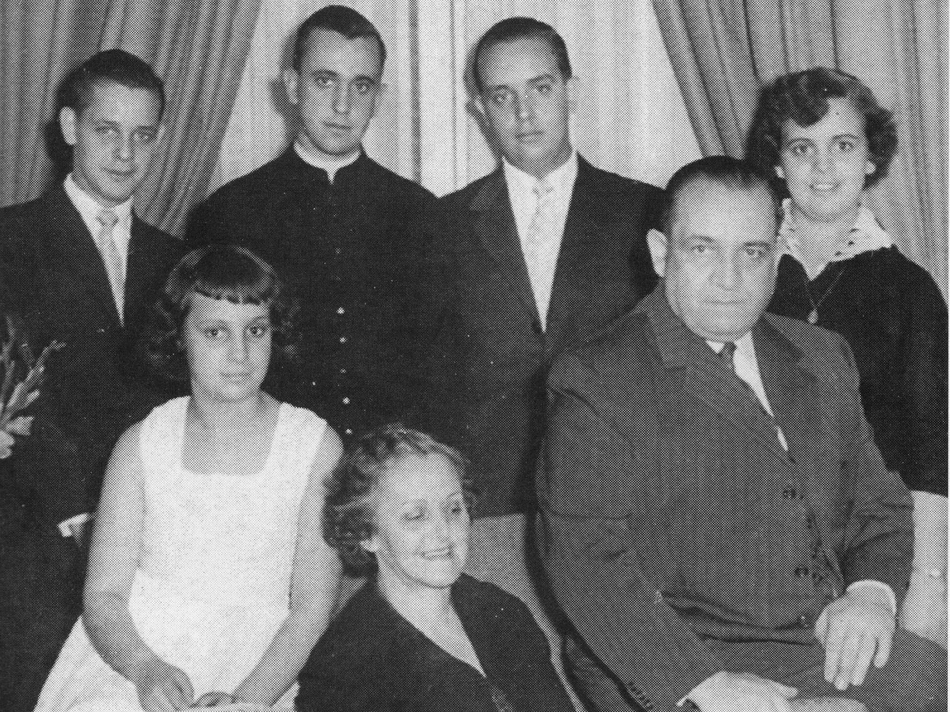Jorge Bergoglio, segundo desde la izquierda en la fila de atrás, junto a su familia. De izquierda a derecha: Alberto Horacio, Bergoglio, su hermano Oscar Adrián y su hermana Marta Regina. En la fila de abajo desde la izquierda: su hermana María Elena, su madre Regina María Sívori y su padre Mario José Bergoglio