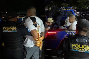 Dos fotografías muestran a agentes de la Policía Nacional Civil con chalecos negros mientras sujetan y suben a un hombre arrestado a una patrulla.