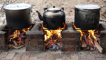 Veinte años después de Camisea, hay más peruanos que cocinan con leña que con gas natural, según INEI