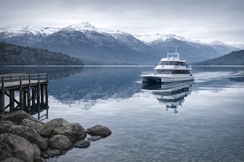 Un catamarán viaja en un lago