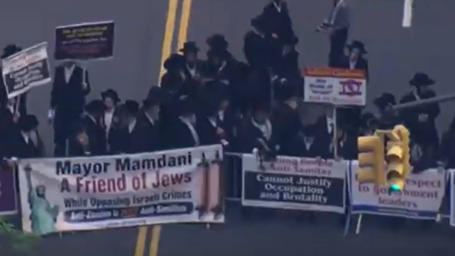 Contramanifestantes, incluidos sectores judíos antiisraelíes, defienden al alcalde y afirman que las acusaciones de antisemitismo tienen motivaciones políticas (CBS News )