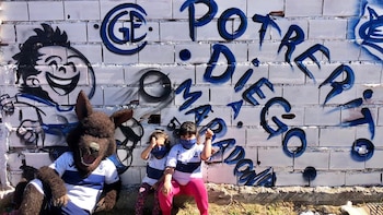 La mascota del Lobo, junto