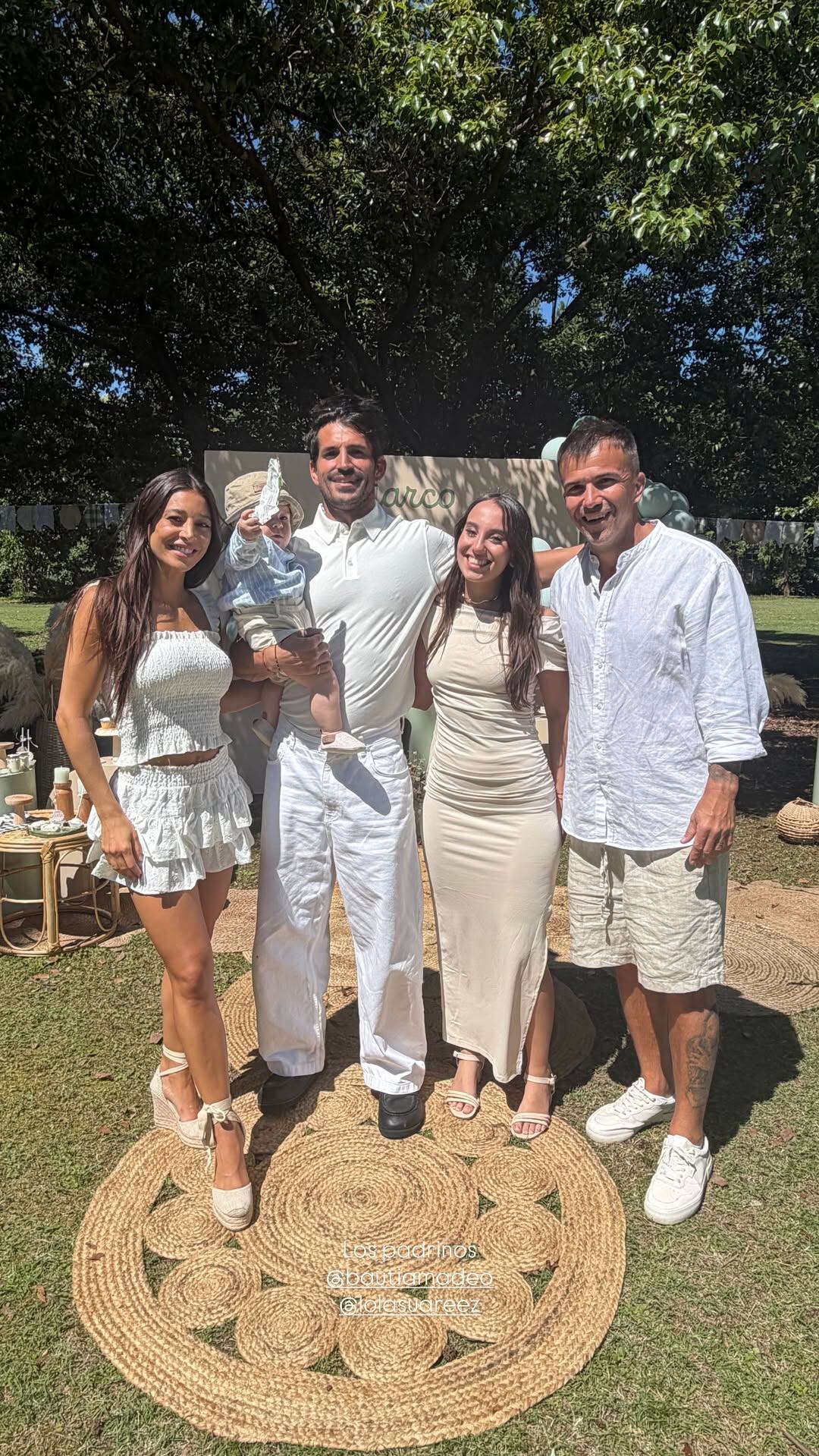 El entorno verde y la luz natural enmarcaron la ceremonia, resaltando la intimidad y calidez del bautismo (Instagram)