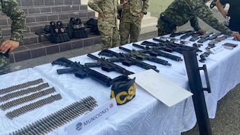 El Ejército Nacional incautó un arsenal en Quebrada del Sol, Santa Marta, en una operación conjunta con el Gaula Militar Élite y la Fuerza Aeroespacial Colombiana - crédito Ejército Nacional