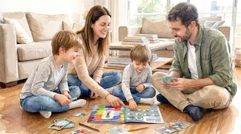 Pintura en acuarela de una familia sonriente de cuatro personas jugando un juego de mesa en el suelo de madera de su sala de estar.