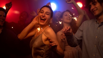 Qué dice la psicología de las personas que abandonan las fiestas sin despedirse
