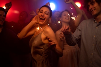 Amigos bailando en una discoteca (Magnific)