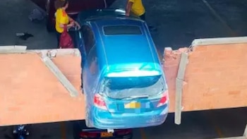 Así quedó el vehículo luego de colisionar con otro en el interior de un parqueadero en Rionegro - crédito Bomberos de Rionegro