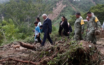El mandatario cruzó a pie