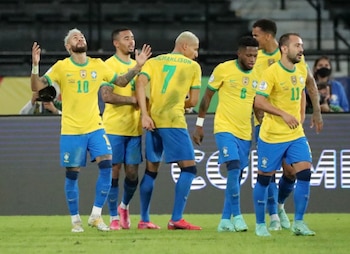 Neymar celebra con sus compañeros