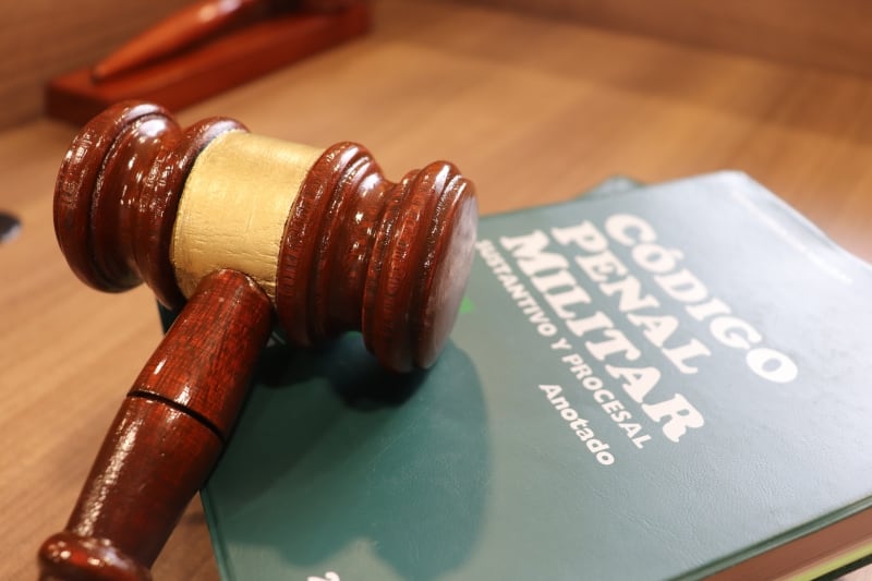 Un oficial del Ejército fue condenado por la Justicia Penal Militar a 24 meses de prisión tras admitir que entregó coordenadas falsas durante un operativo en Vichada entre el 1 y el 9 de octubre de 2025, según informó la Fiscalía Militar y Policial - crédito Justicia Penal Militar