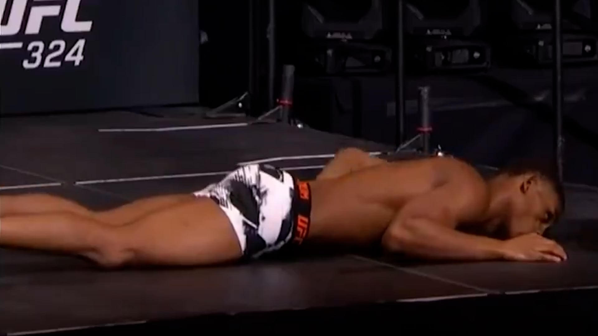 Cameron Smotherman al momento que tocó el piso tras su desamayo