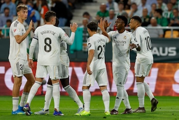 El Real Madrid queda 8 puntos por detrás del Barcelona en la tabla, con el título de LaLiga prácticamente fuera de su alcance. EFE/ Julio Muñoz.