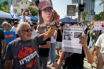 Israelíes asisten a una manifestación,
