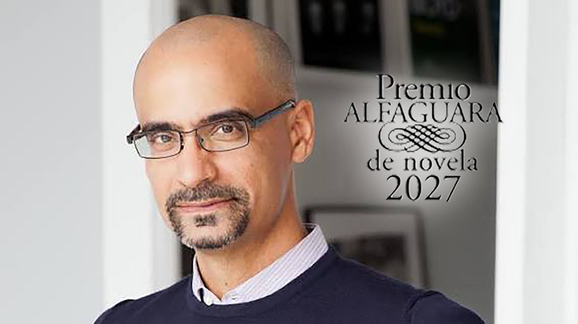 El escritor Junot Díaz posa en una imagen que lo vincula al Premio Alfaguara de Novela 2027.