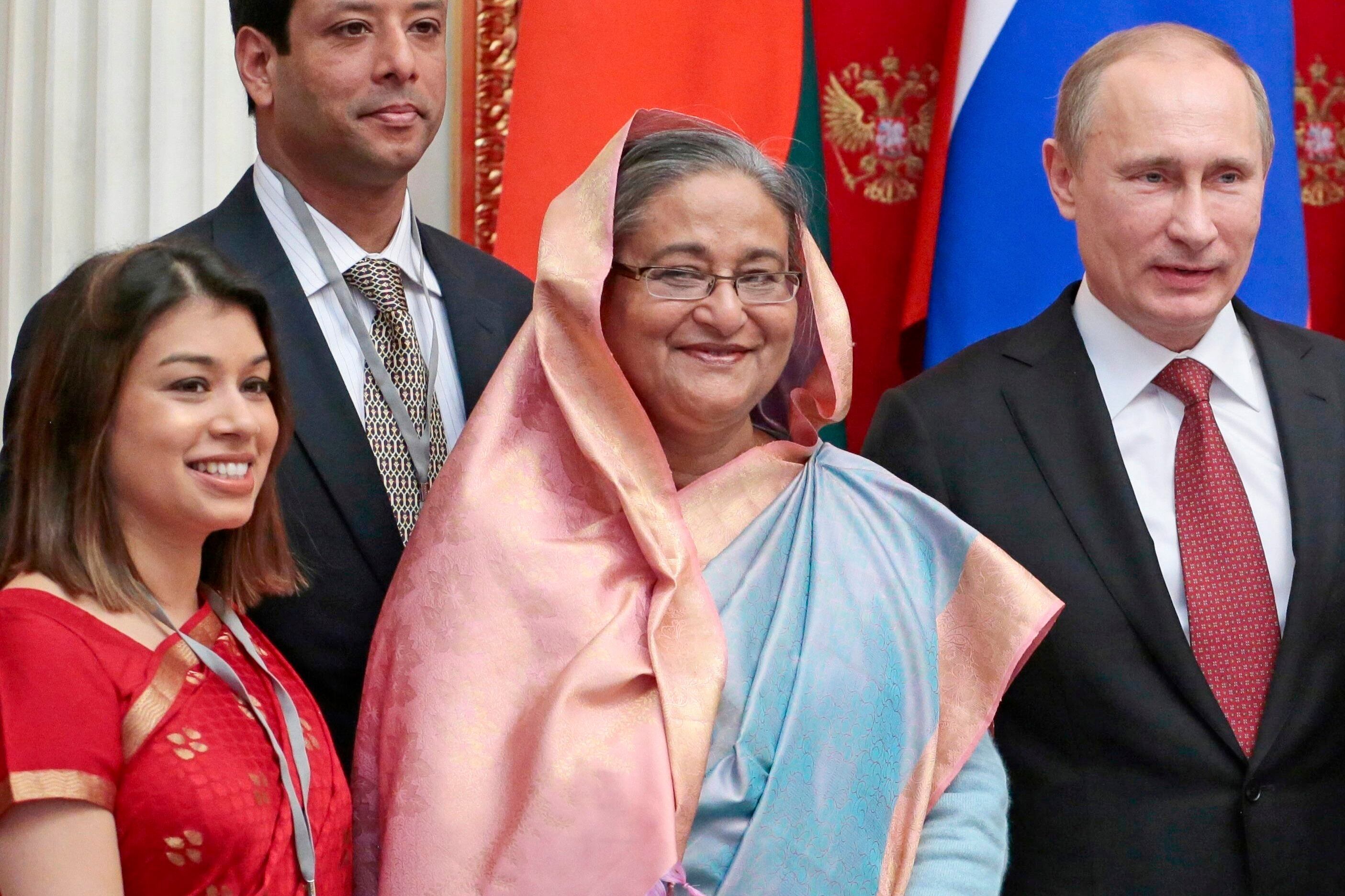 De izquierda a derecha, Tulip Siddiq, la primera ministra de Bangladesh, Sheikh Hasina, y el presidente de Rusia, Vladímir Putin asisten a una ceremonia de firma en el Kremlin, en Moscú, Rusia, el 15 de enero de 2013. (AP Foto/Mikhail Metzel, Pool, Archivo)