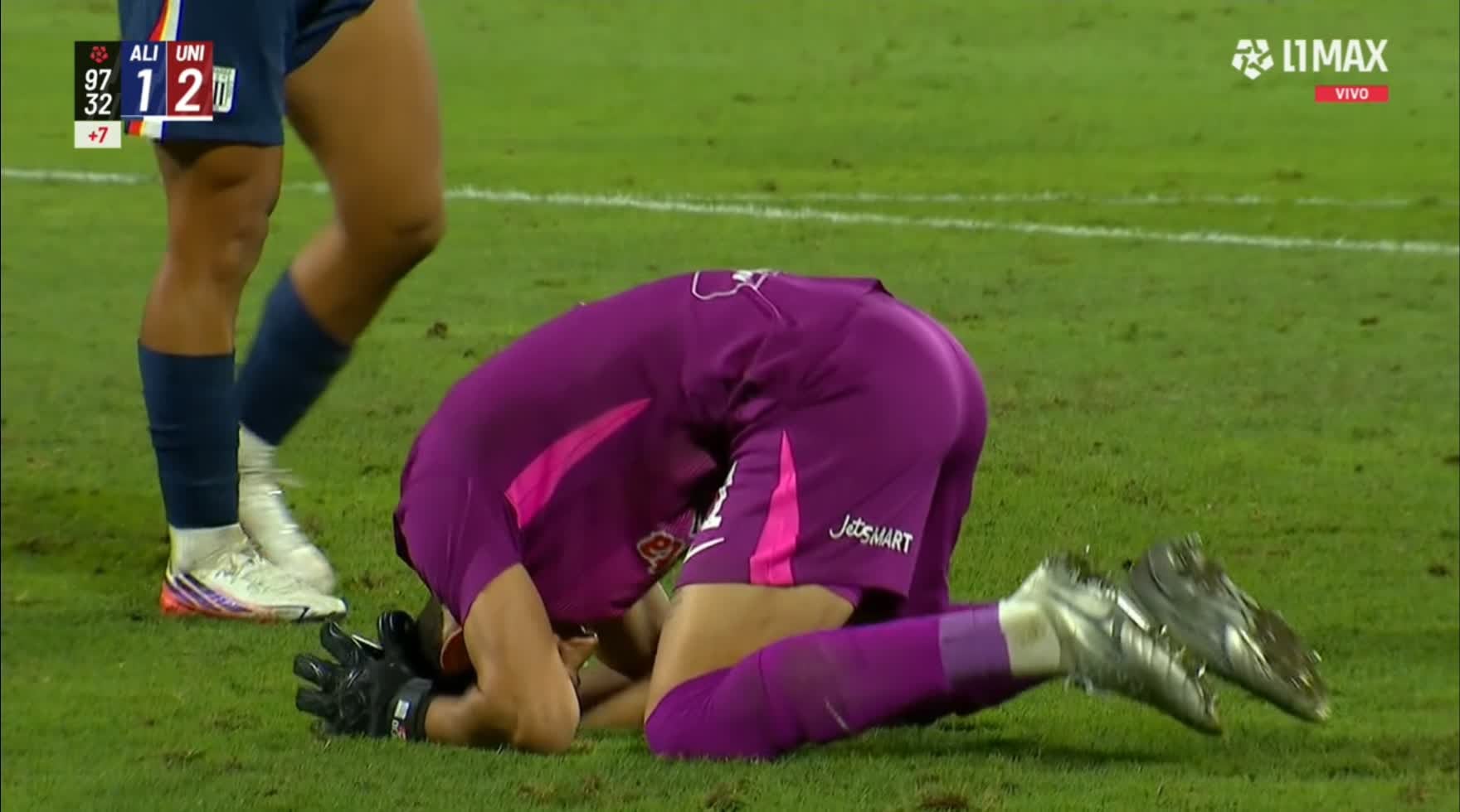 Alejandro Duarte permanece de rodillas sobre el césped al finalizar el partido que Universitario de Deportes ganó 2-1 a Alianza Lima por la Liga 1.
