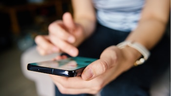 Persona usando un teléfono