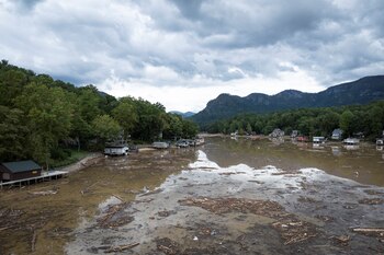 Helene se convierte en el ciclón más mortífero en Carolina del Sur desde el huracán Hugo en 1989, con 36 muertos. (REUTERS/Marco Bello)