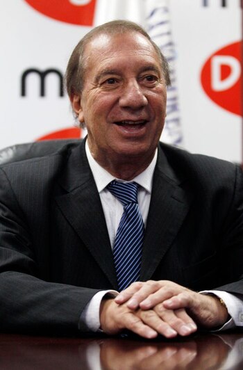 FOTO DE ARCHIVO: El entrenador argentino Carlos Bilardo habla durante una conferencia de prensa en San Salvador 31 de marzo, 2011. REUTERS/Luis Galdamez (EL SALVADOR - Tags: SPORT SOCCER)