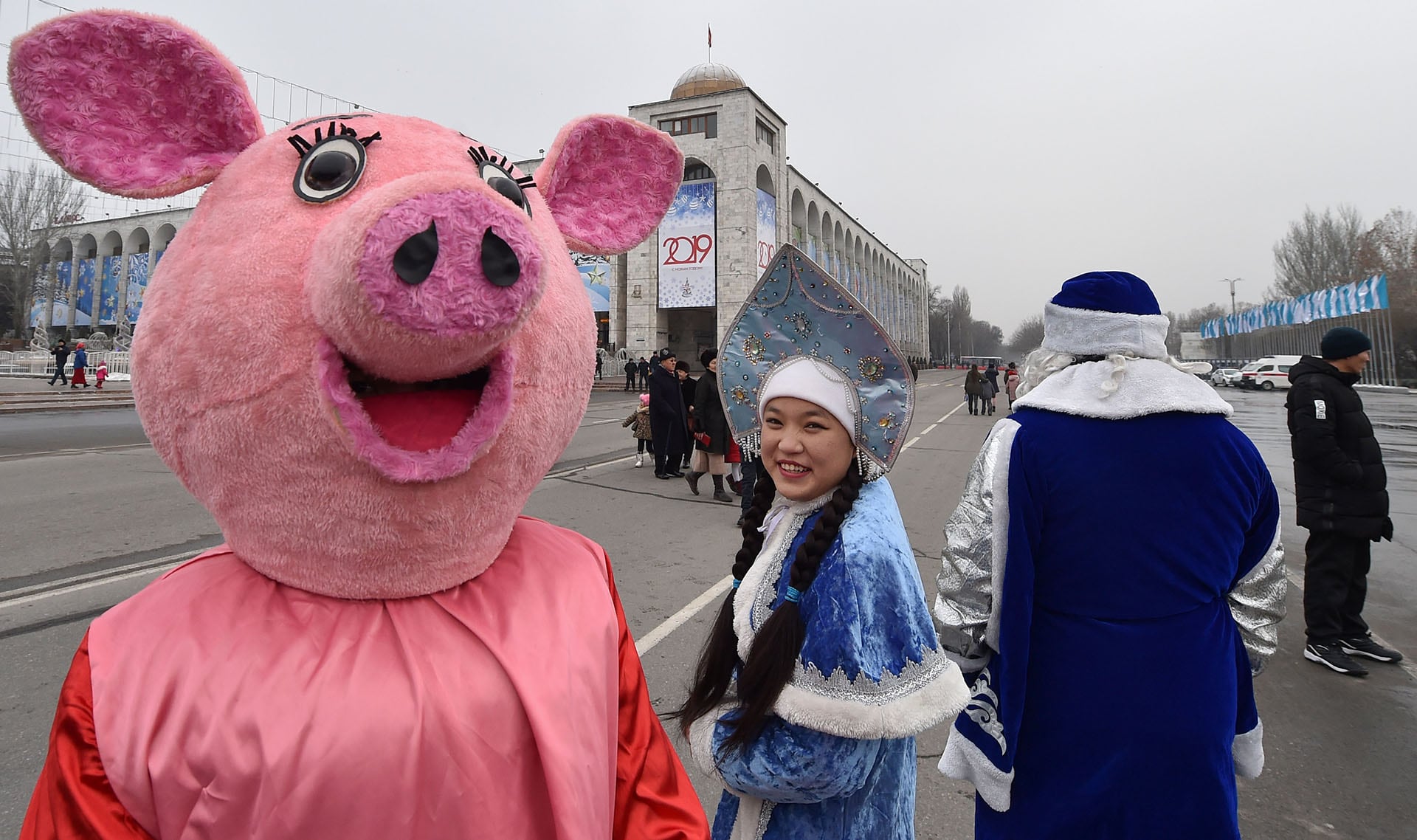 La gente asistió al desfile de Año Nuevo en Bishkek, al norte de Kirguistán, el 31 de diciembre de 2018. - El Año Nuevo, que fue el día festivo informal más grande del año en la antigua Unión Soviética, también es muy popular en la nación predominantemente musulmana de Kirguistán, en Asia Central (Foto por Vyacheslav OSELEDKO / AFP)