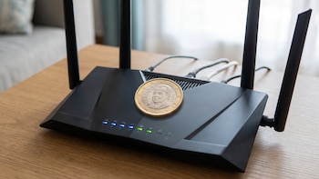 El curioso consejo viral para mejorar la señal del WiFi que involucra una moneda y no convence a los técnicos