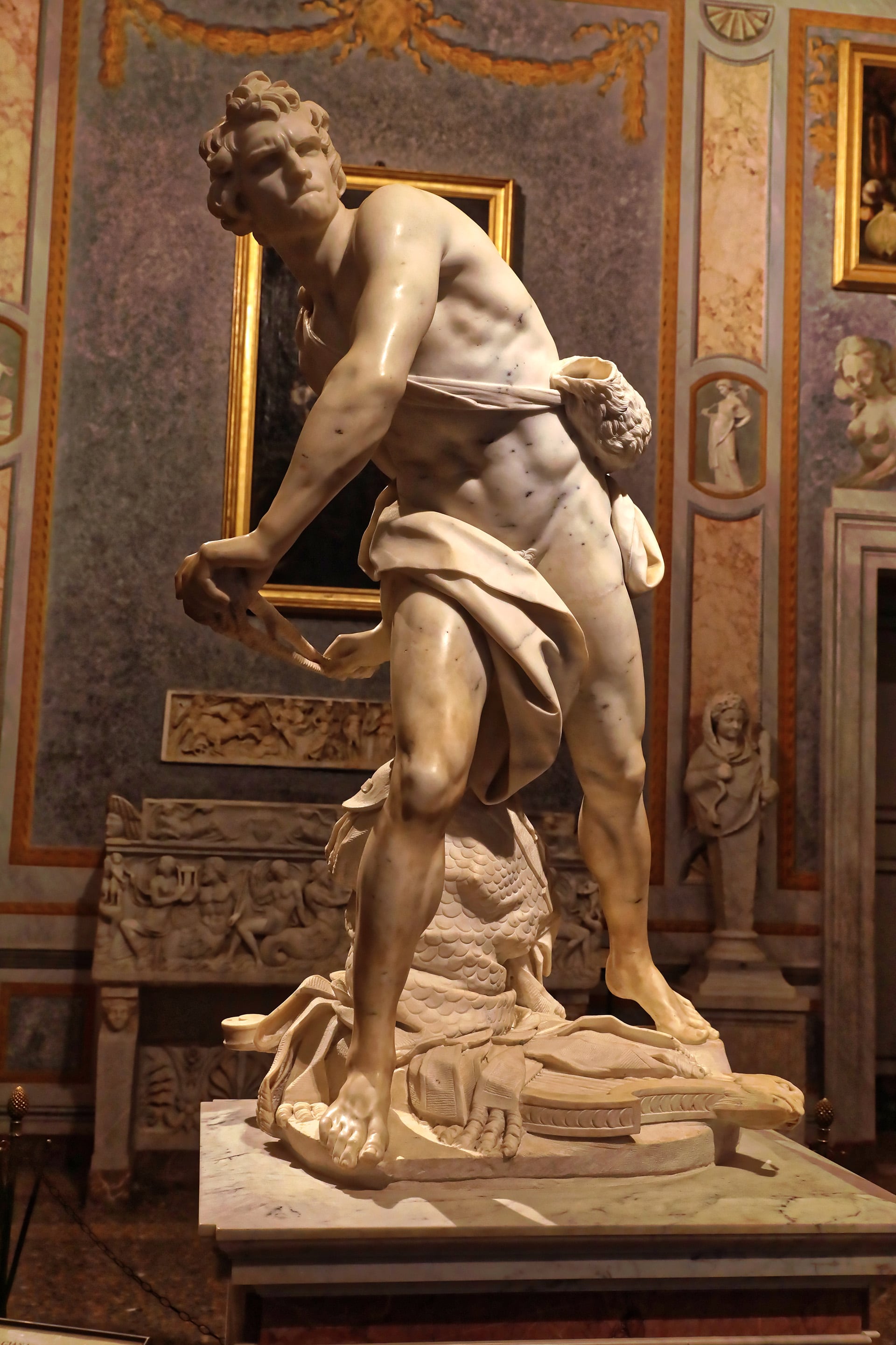 La icónica escultura de David, de Gian Lorenzo Bernini. Una obra maestra del Barroco que captura al héroe bíblico en el intenso momento previo a lanzar la piedra contra Goliat