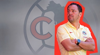 Un hombre de mediana edad con barba, camisa polo amarilla del Club América, brazos cruzados y reloj inteligente, mira hacia la derecha. Fondo gris con el logo del Club América y una forma roja.