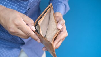 Una persona comprueba que se