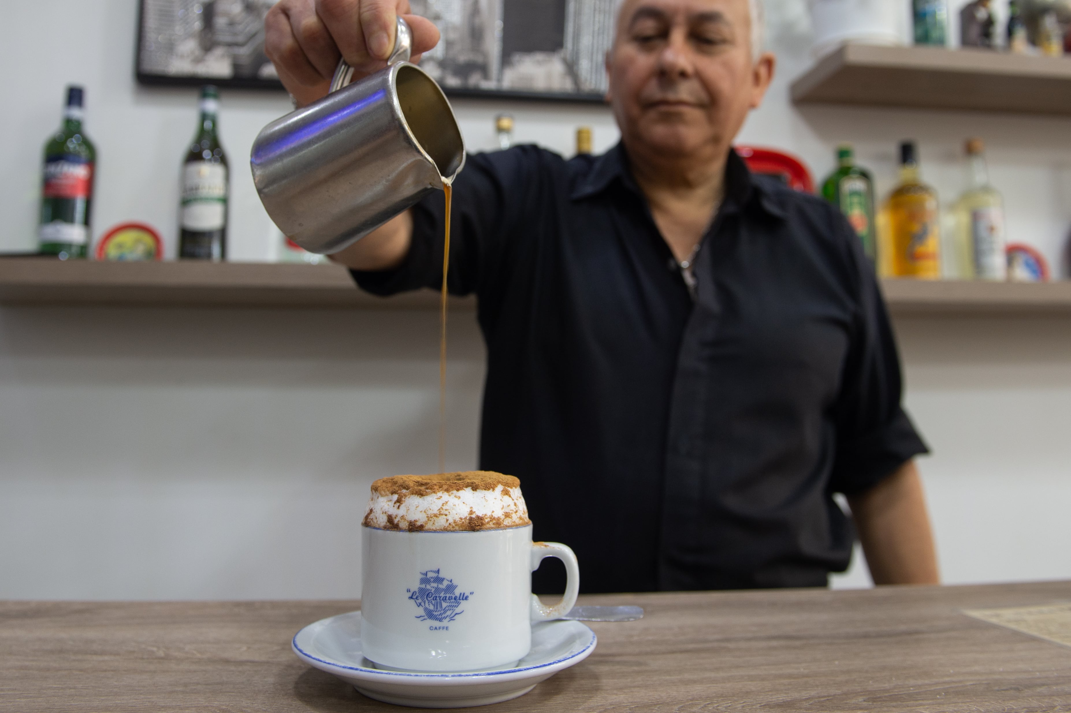 Ángel trabaja desde 1990 en el mismo café, al que llegó a través de su hermano. Foto: Jaime Olivos
