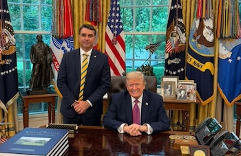Flávio Bolsonaro junto a Donald Trump en el Salón Oval