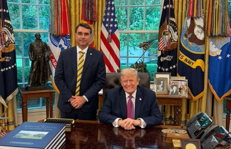 Flávio Bolsonaro junto a Donald Trump en el Salón Oval