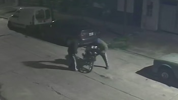 Violento ataque en Quilmes: balearon a un remisero que se resistió al robo de su auto y destrozó la moto de los asaltantes