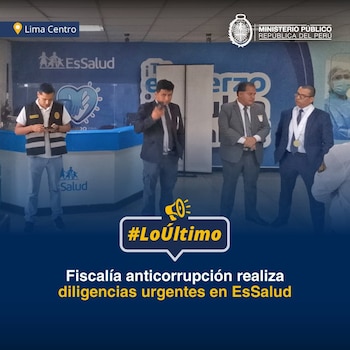 Quatro homens em um prédio com o logotipo da EsSalud. Um está vestindo um casaco comprido e olhando para o telefone, os outros três estão vestindo jaquetas. A imagem tem texto sobreposto