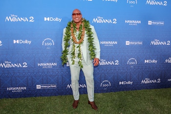 El homenaje isleño en tonos pastel y collares tradicionales hawaianos evidencia la conexión cultural y el espíritu festivo de Dwayne Johnson en eventos temáticos (REUTERS/Marco Garcia)