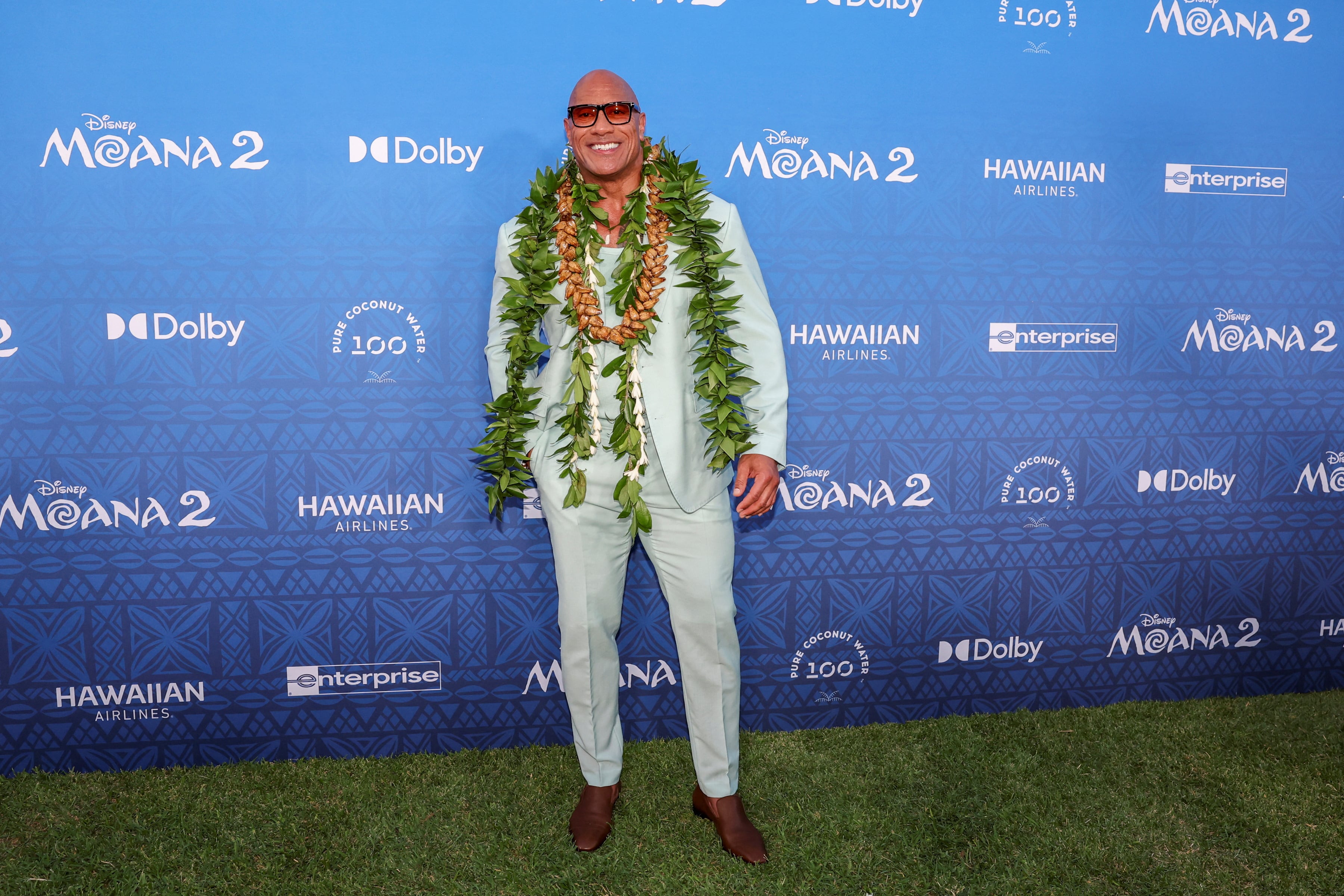 El homenaje isleño en tonos pastel y collares tradicionales hawaianos evidencia la conexión cultural y el espíritu festivo de Dwayne Johnson en eventos temáticos (REUTERS/Marco Garcia)