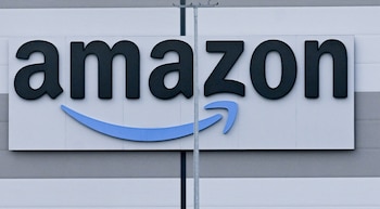 Amazon anunció una nueva inversión de 2.75 mil millones de dólares en Anthropic, completando su apoyo financiero a 4,000 millones de dólares. (EFE/EPA/Filip Singer)