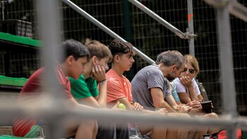 Juan Ignacio Bazán observa uno