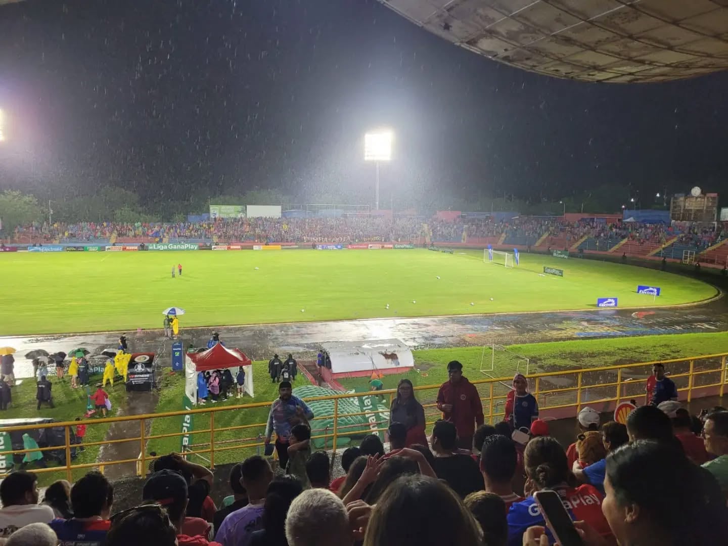 El campo de juego del estadio Óscar Alberto Quiteño quedó con amplios sectores inundados y sin condiciones para disputar el encuentro deportivo. (Cortesía: Pizarrón Deportivo)