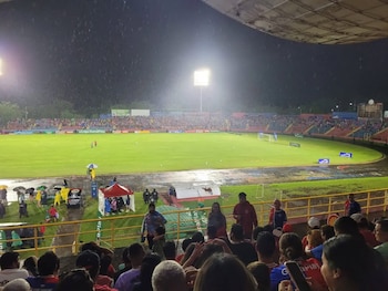 El campo de juego del estadio Óscar Alberto Quiteño quedó con amplios sectores inundados y sin condiciones para disputar el encuentro deportivo. (Cortesía: Pizarrón Deportivo)