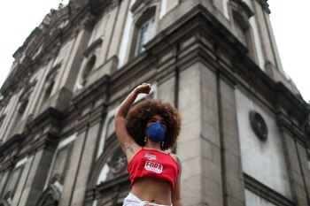 Manifestante que marchó contra el