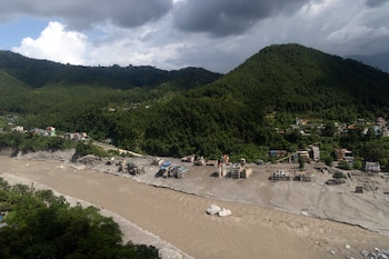 Una vista aérea muestra una zona devastada por inundaciones repentinas y deslizamientos de tierra en el pueblo de Delight, distrito de Nuwakot, Nepal, 28 de agosto de 2026. EFE/EPA/NARENDRA SHRESTHA