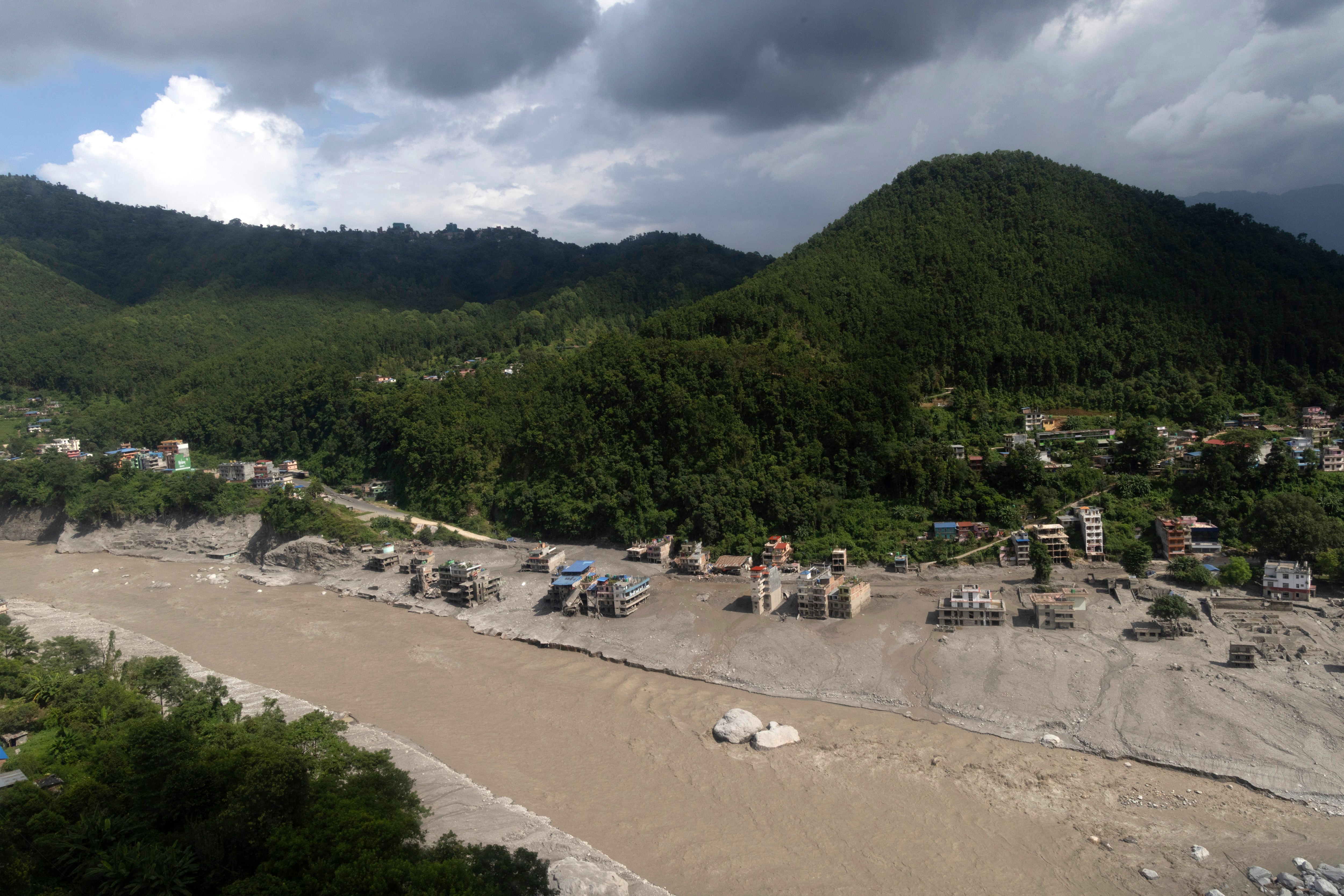 Una vista aérea muestra una zona devastada por inundaciones repentinas y deslizamientos de tierra en el pueblo de Delight, distrito de Nuwakot, Nepal, 28 de agosto de 2026. EFE/EPA/NARENDRA SHRESTHA